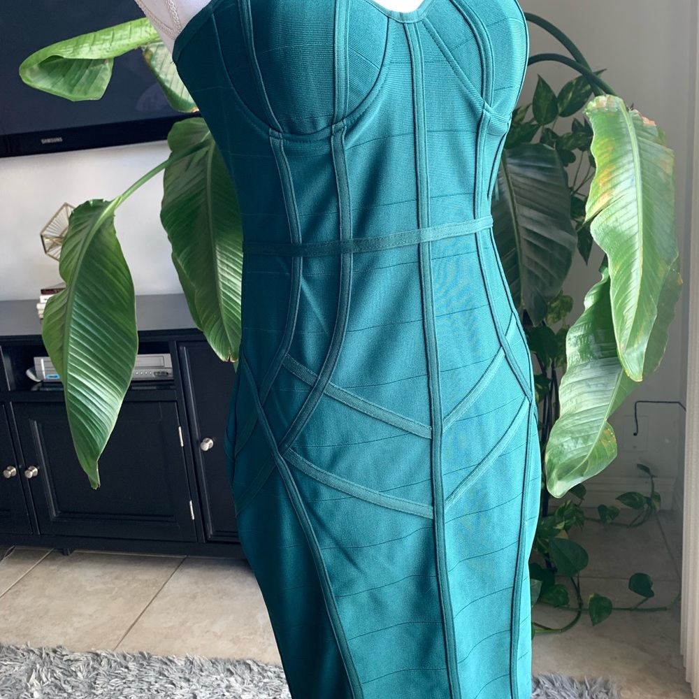 Haute Monde Green Bodycon Midi Dress with Sweetheart Neckline.